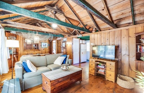 Eastham House | Sweetbriar ~ Charming Cape Cottage ~ Dog-Friendly!