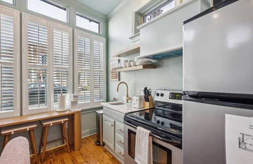 Westside Apartment | Sweetgrass Suite - Walk to King