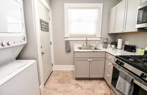 Peoria Heights House | SweetiePie Studio in the Heights-Steps from Everything!