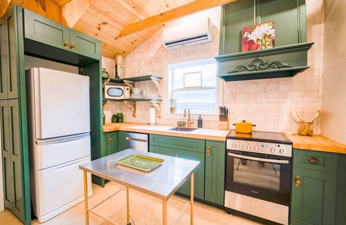 Cullman House | SweetSuiteCullman-couples retreat Cottage downtown blcks from warehouse district