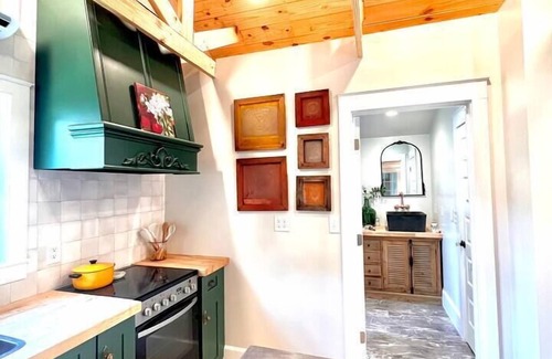 Cullman House | SweetSuiteCullman-couples retreat Cottage downtown blcks from warehouse district