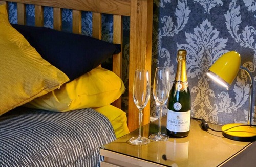 Norwich House | Swift Host | Owl Barn | Sleeps 2 | EV Charger | Private Garden