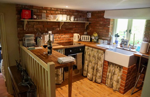 East Dereham Apartment | Swift Host | Rose Lodge | Sleeps 4 | Dereham | Pet Friendly | Beautiful Gardens