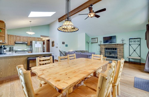Greentown Cabin | Swim, Hike & Unwind: Resort Cabin in Lake Ariel!