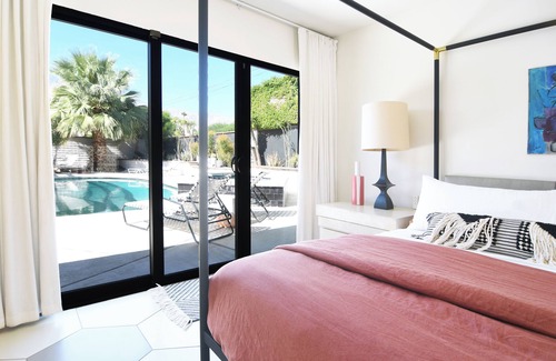 Sunrise Vista Chino House | Swim like a celebrity at the chic & ideal Palm Springs experience!