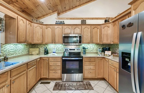 Gatlinburg - Pigeon Forge Cabin | Swim Spa, Fire pit, 3King Bed, Dog, Ample Parking in Wears Valley
