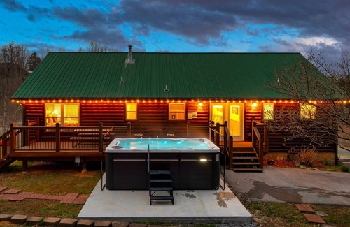 Gatlinburg - Pigeon Forge Cabin | Swim Spa, Fire pit, 3King Bed, Dog, Ample Parking in Wears Valley
