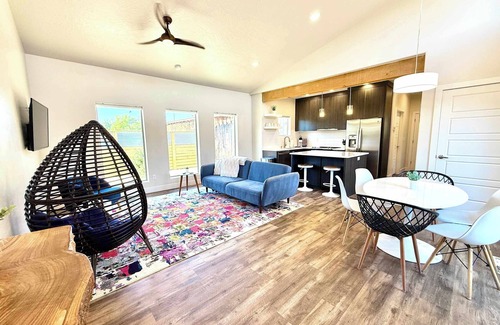 Kanab House | Swim & Stargaze in Kanab! Timber + Tin H 2BR 2BA, Resort Pool & Hot Tub