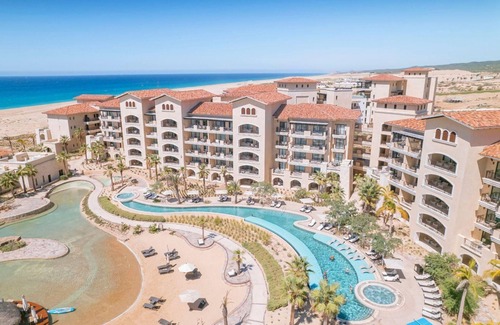 Los Cangrejos II y III Apartment | Swim-up bar, private beach, infinity pool, and Greg Norman-designed golf course