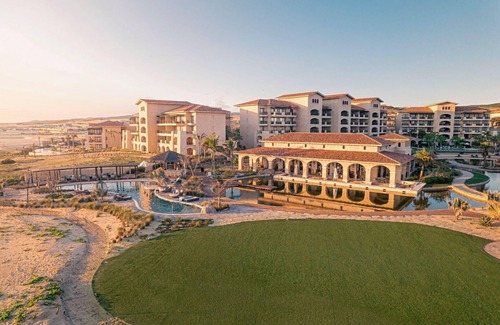 Los Cangrejos II y III Apartment | Swim-up bar, private beach, infinity pool, and Greg Norman-designed golf course