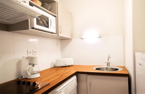 Ax-les-Thermes Apartment | Swimming pool, terrace, balcony, parking, tv, ski locker, 30m², Ax-Les-Thermes