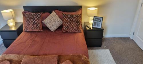 Swindon House | Swindon 6 deluxe doubles 2 with en suite in large house - No Pets