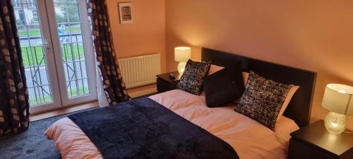 Swindon House | Swindon 6 deluxe doubles 2 with en suite in large house - No Pets