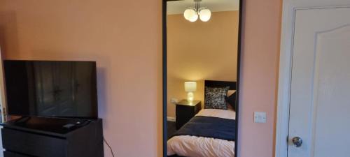 Swindon House | Swindon 6 deluxe doubles 2 with en suite in large house - No Pets