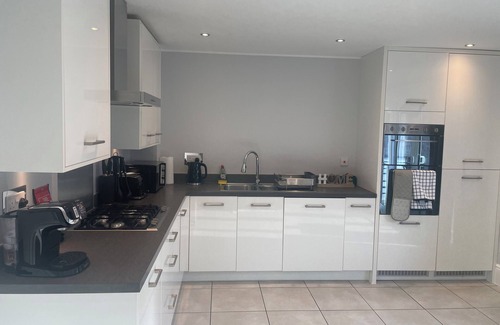 Swindon House | Swindon Double En-suite Home with Garage and Free Parking! Contractors!