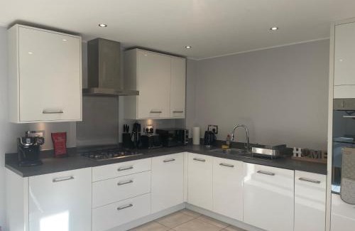 Swindon House | Swindon Double en-suite Home with Free parking