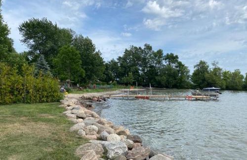 Ramara House | Swing Bridge Cottage on Lake Simcoe - Waterfront