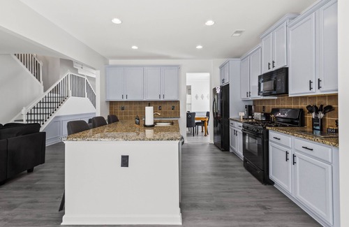 Gainesville House | Swing by the HEART of Gainesville to relax & more