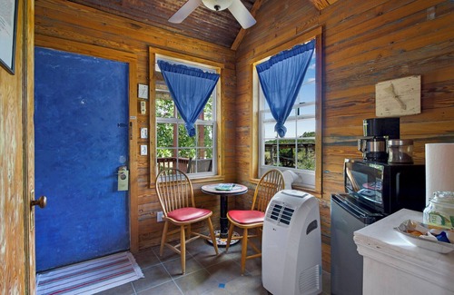 Dripping Springs Apartment | Swing On Inn I Honeycomb Hideaway