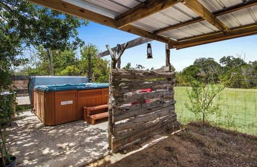 Dripping Springs Apartment | Swing On Inn - Southern Comfort Suite I Hot tub