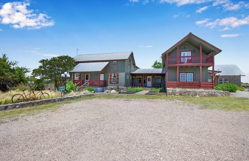 Dripping Springs Apartment | Swing On Inn - Southern Comfort Suite I Hot tub