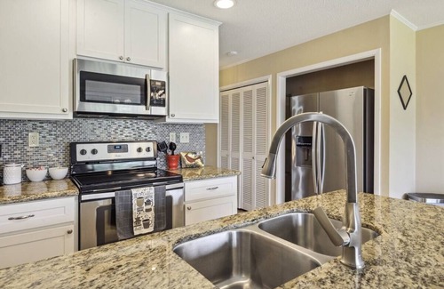 Diamondhead House | Swing on Over to this Golf Club Condo