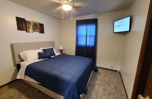 Medicine Lodge Bed & Breakfast | SwinHousing - Main Street Suite, Sleeps 8