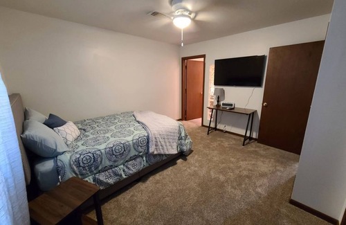 Medicine Lodge Bed & Breakfast | SwinHousing - Main Street Suite, Sleeps 8