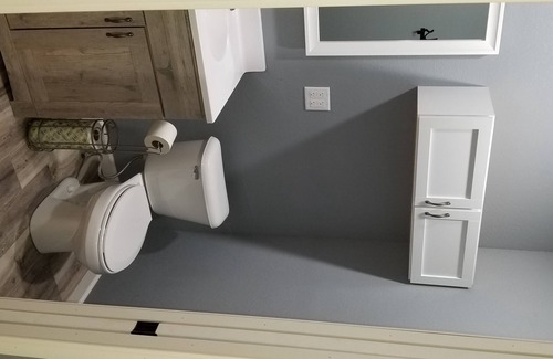 Medicine Lodge House | SwinHousing - Washington Suite, Sleeps 4