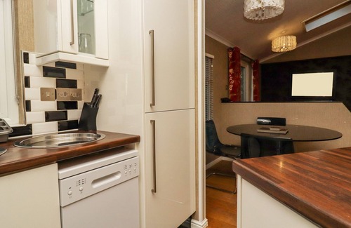 Ripley Cottage | SWINSTY LODGE, pet friendly, with a garden in Darley
