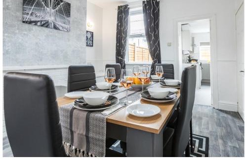 Swinton Apartment | Swinton Victoria Park house with parking