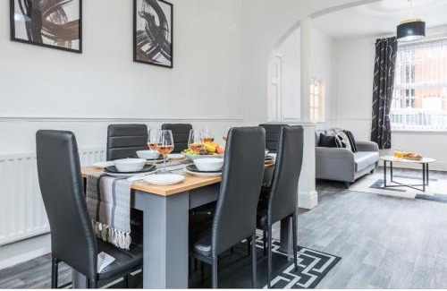 Swinton Apartment | Swinton Victoria Park house with parking