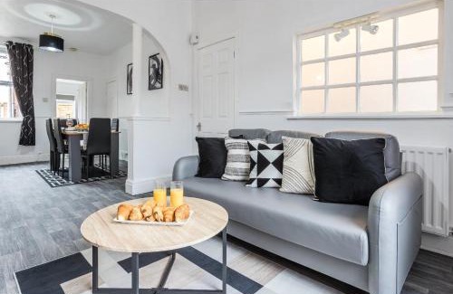 Swinton Apartment | Swinton Victoria Park house with parking