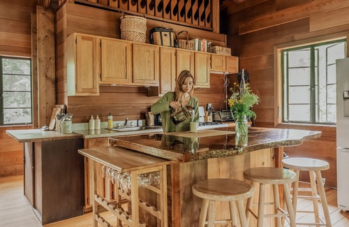 Nelson Ski Chalet | Swiss Chalet Family Retreat w/lake access