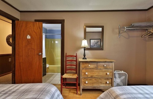 Pittsfield House | Swiss Farm Inn - RM10 "Ovation" 2 Double Beds
