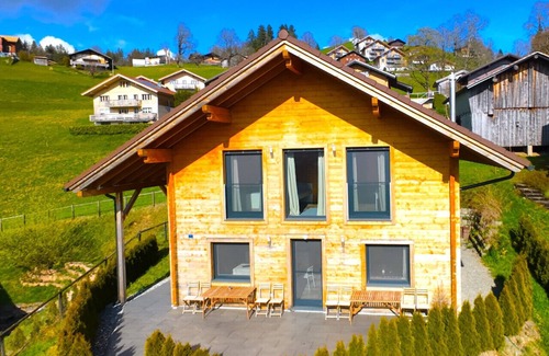 Bangerten Ski Chalet | SwissHut Modern Chalet with Spa - Chalet Beunden