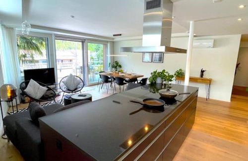 Central Interlaken House | SwissHut Penthouse 10min Interlaken West Station - Apart. Blume 2