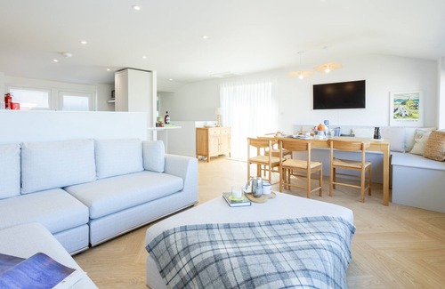 Rhosneigr House | Swn Y Bae - Family-Friendly Sea View Holiday Home