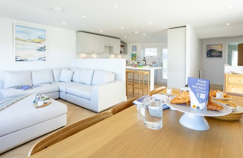 Rhosneigr House | Swn Y Bae - Family-Friendly Sea View Holiday Home