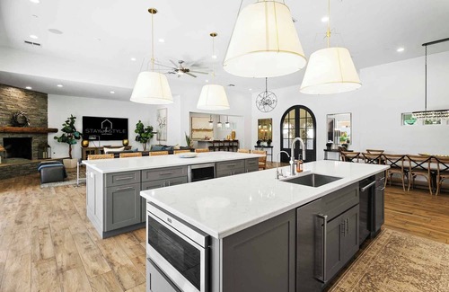Sundown Manor House | SWSS - Seen on TV: Sport/Game Court, Pool, Hot Tub, Chef’s Kitchen, water slide - Celebrity Hideaway