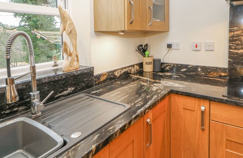 Hutton Rudby Cottage | SYCAMORE COTTAGE, pet friendly, with a garden in Hutton Rudby