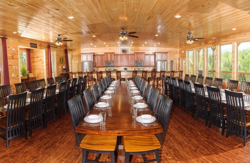 Pittman Center Cabin | Sycamore Mansion: Elevator, Views, Games, Hot Tubs Galore!