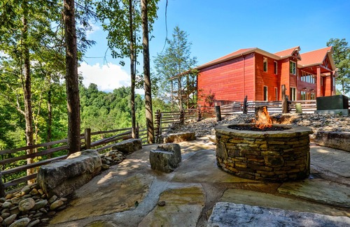 Pittman Center Cabin | Sycamore Mansion: Elevator, Views, Games, Hot Tubs Galore!