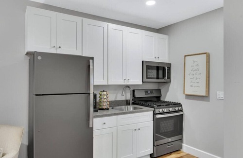 Berlin Apartment | Sycamore Suite · Romantic Getaway on Main Street - Sycamore Suite