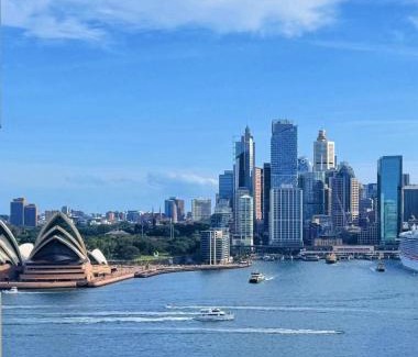 Kirribilli Apartment | Sydney Harbour and CBD View Penthouse with Free Parking