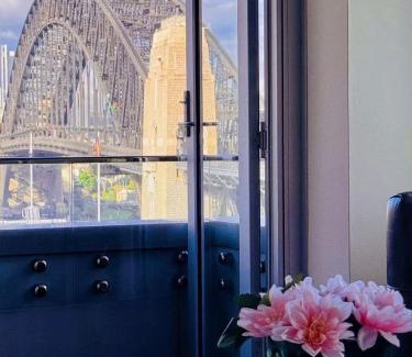 Kirribilli Apartment | Sydney Harbour and CBD View Penthouse with Free Parking