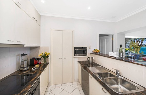 Cremorne Point Apartment | Sydney Harbourfront Apartment – Opera House, Harbour Bridge & City Skyline Views