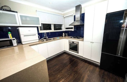 Moorebank House | Sydney Moorebank 4 bed house, close Liverpool