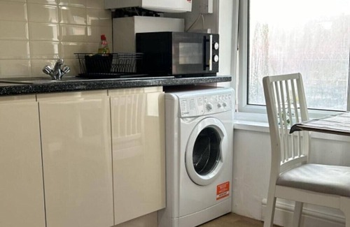 Forest Gate Apartment | Sylvan City Escape in London