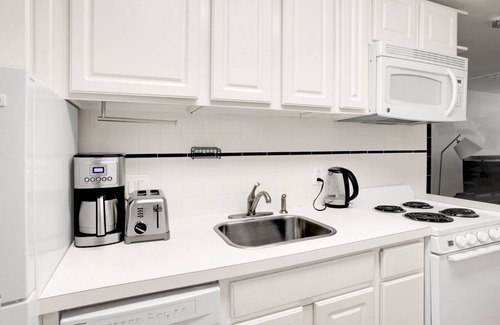 Fenway–Kenmore Apartment | Symphony 1BR next door to laundromat